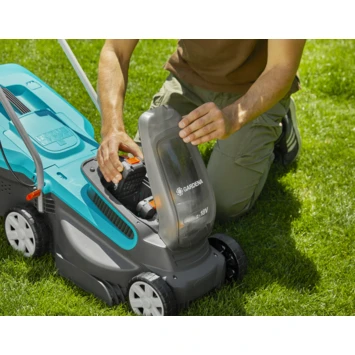 Gardena 2x18V grasmaaier 32cm Powermax 32/36V (Incl 2 accu's 2.5Ah + oplader) Gardena 2x18V Grasmaaier 32cm Powermax 32/36V (Incl 2 Accu's 2.5Ah + Oplader) -Buiten Tuin 123 4371