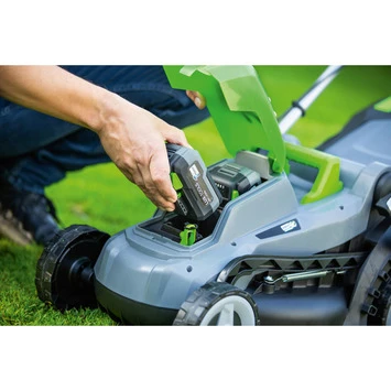 LUX 20V accu grasmaaier 33cm incl. 2 accu's 4,0Ah + lader LUX 20V Accu Grasmaaier 33cm Incl. 2 Accu's 4,0Ah + Lader -Buiten Tuin 123 4492