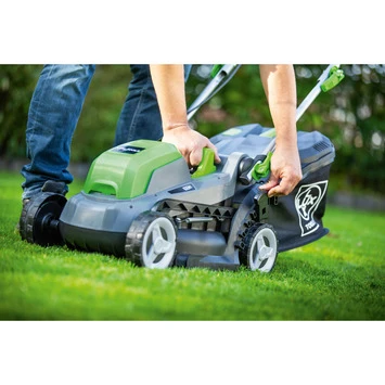 LUX 20V accu grasmaaier 33cm incl. 2 accu's 4,0Ah + lader LUX 20V Accu Grasmaaier 33cm Incl. 2 Accu's 4,0Ah + Lader -Buiten Tuin 123 4494