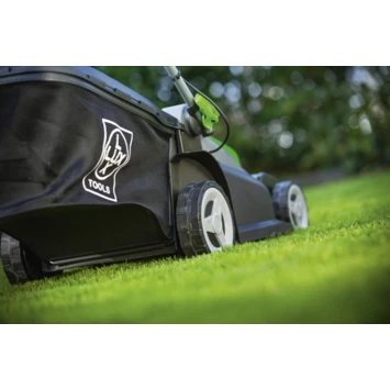 LUX 20V accu grasmaaier 37cm incl. 2 accu's 4,0Ah + lader LUX 20V Accu Grasmaaier 37cm Incl. 2 Accu's 4,0Ah + Lader -Buiten Tuin 123 4818